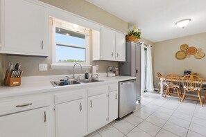 Microwave, oven, stovetop, dishwasher - KC Retreat – 9 Minutes to Soccer Stadium! (Kansas City)