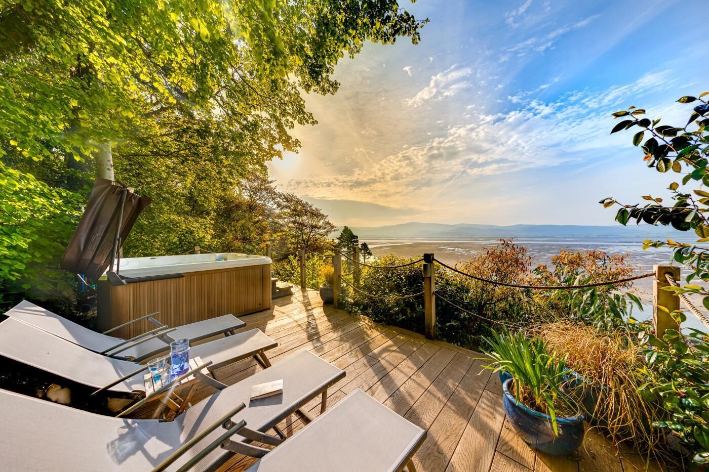 Terraza con mobiliario exterior y jacuzzi con vista a la playa.