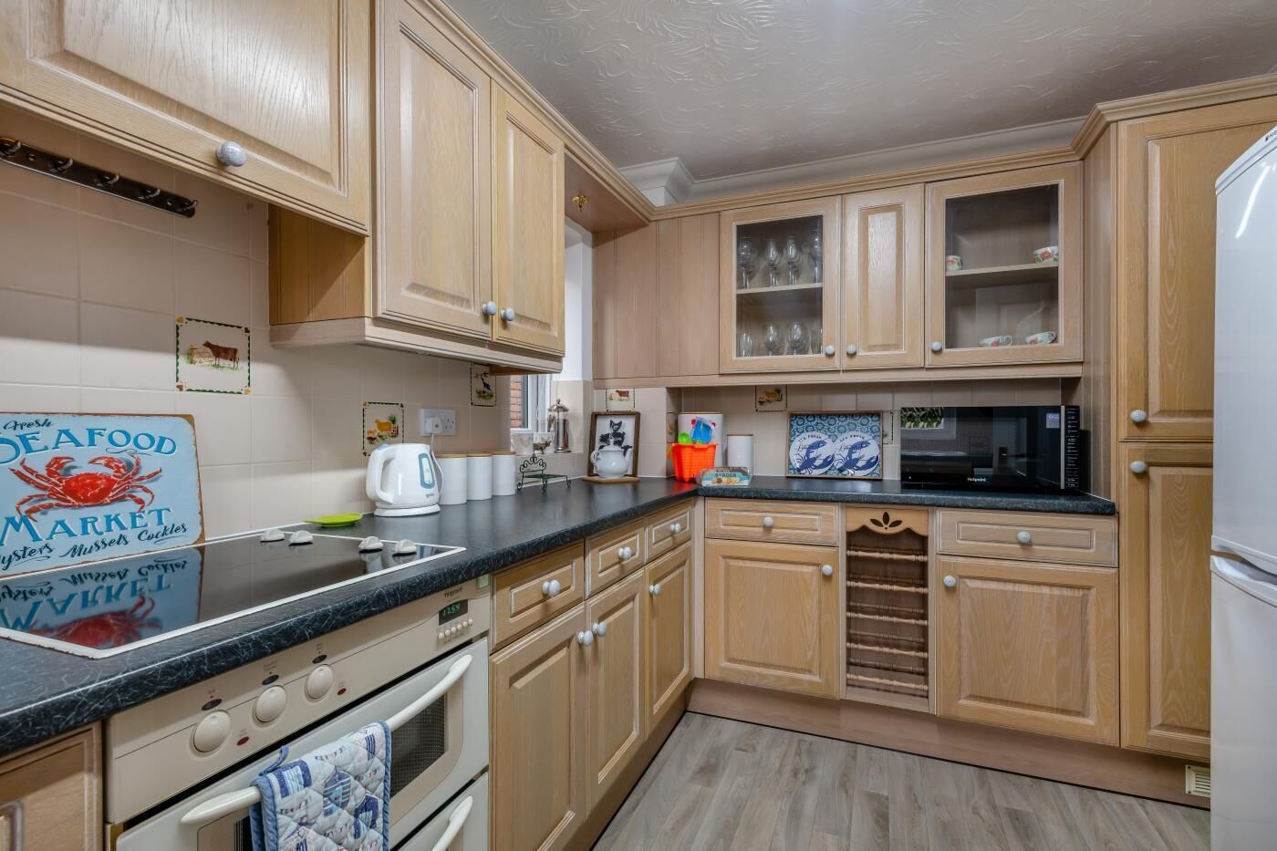 Micro-ondas, fogão, lava-louças, cadeirão de bebê