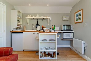 Microwave, cookware/dishes/utensils - 1 Bed in Cratfield (oc-t29434) (Cratfield)