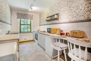 Microwave, oven, high chair, cookware/dishes/utensils - 1 Bed in Trewoon (oc-t29505) (Saint Mewan)
