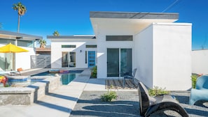 Outdoor pool - CASA SUNVIEW (Palm Springs)