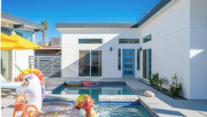 Outdoor pool - CASA SUNVIEW (Palm Springs)