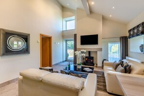 TV, fireplace