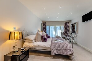 2 bedrooms, travel crib, free WiFi, bed sheets