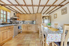 Four, lave-vaisselle, batterie de cuisine, vaisselle et ustensiles