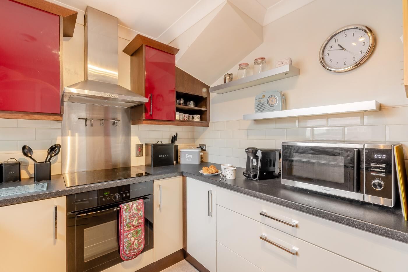 Mikrowelle, Ofen, Geschirrspüler, Kochgeschirr/Geschirr/Besteck