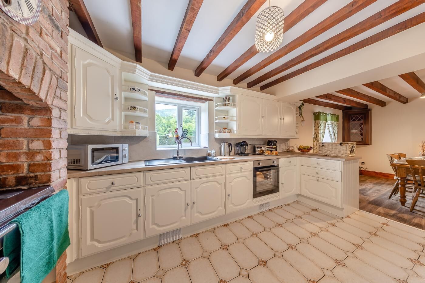 Microondas, horno, silla alta para bebés, utensilios de cocina