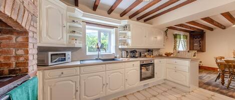 Microondas, horno, silla alta para bebés, utensilios de cocina