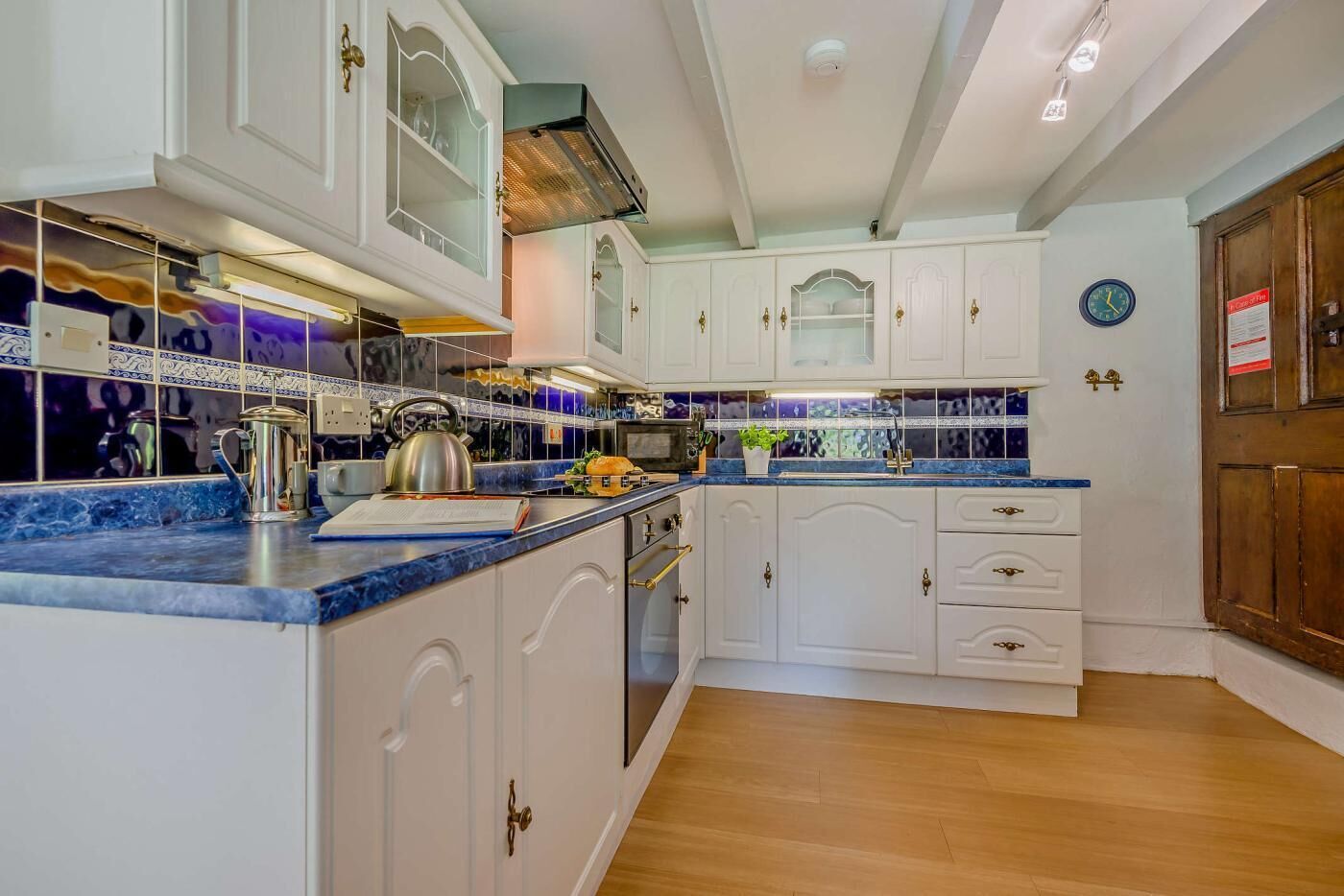 Mikrobølgeovn, ovn, oppvaskmaskin og høy barnestol