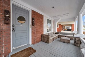 Terrace/patio - Furnished 1BR + Laundry – Monthly Stay Near Falls (Niagara Falls)