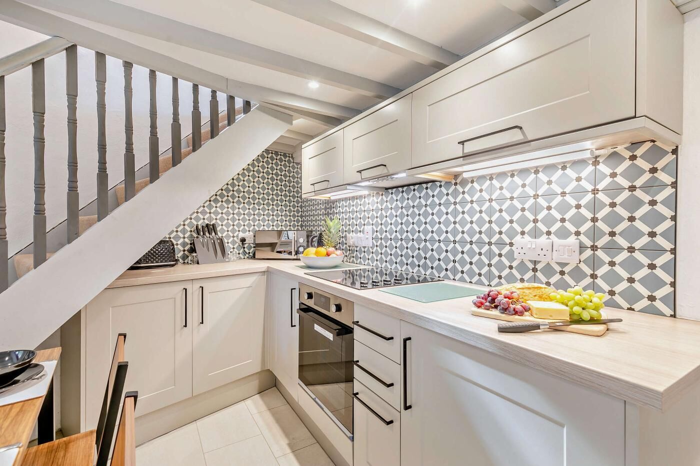 Mikrobølgeovn, ovn, oppvaskmaskin og høy barnestol