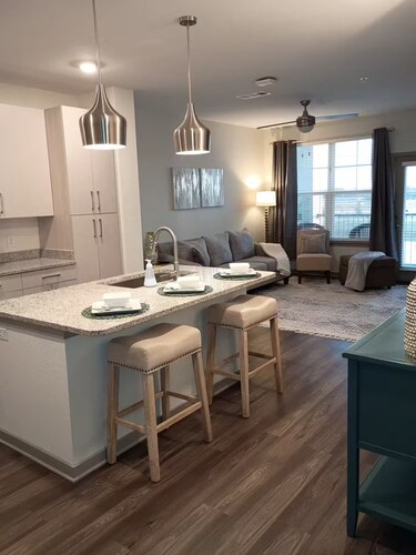 Prime location, Luxury Views in Madison Airport