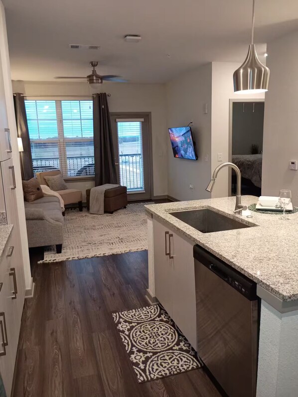 Interior - Prime location, Luxury Views in Madison Airport (Madison)