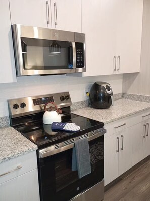 Private kitchen - Prime location, Luxury Views in Madison Airport (Madison)