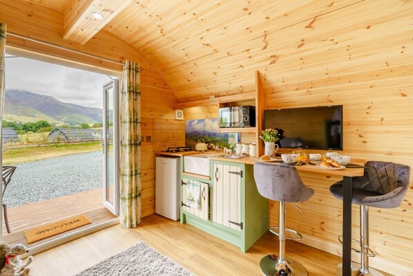 Microondas, horno y utensilios de cocina 