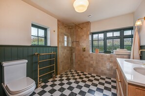 Hair dryer, towels - Merryweather -  a holiday let that sleeps 10 guests  in 4 bedrooms (Canterbury)