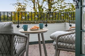 Property grounds - Merryweather - a holiday let that sleeps 10 guests in 4 bedrooms (Canterbury)