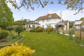 Exterior - Merryweather -  a holiday let that sleeps 10 guests  in 4 bedrooms (Canterbury)