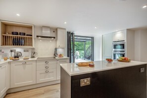 ميكروويف، فرن، غسالة أطباق، مستلزمات طهي/أطباق/أوعية