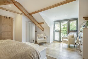 Tabla de planchar con plancha, wifi gratis y ropa de cama 