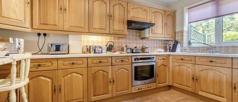 Microwave, oven, dishwasher, cookware/dishes/utensils