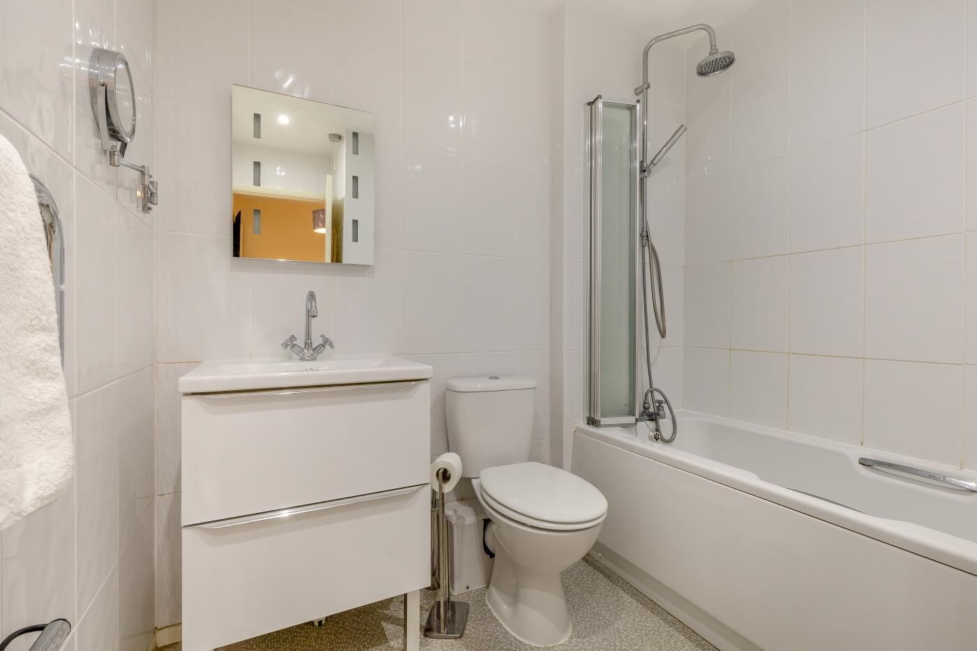 Une salle de bain moderne équipée de toilettes, d’un lavabo et d’une douche.