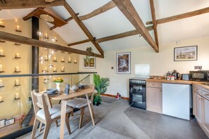 Microwave, oven, cookware/dishes/utensils - 1 Bed in Reeth (oc-t29540) (Reeth)
