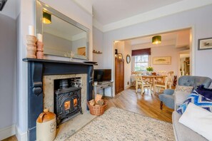 TV, fireplace - 2 Bed in Rye (oc-86094) (Rye)