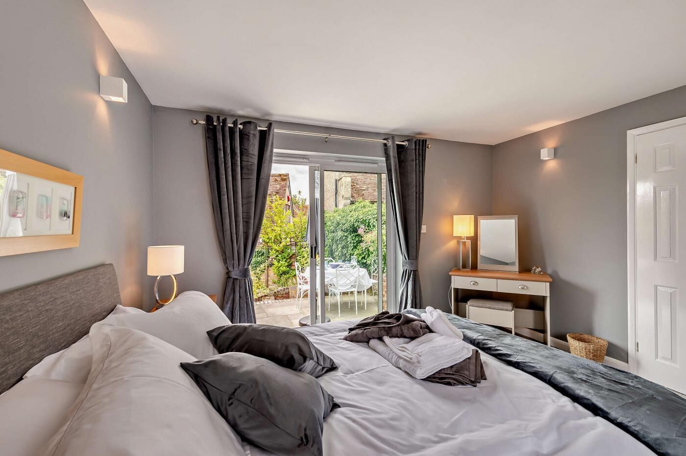 مكواة/لوح كي وواي فاي مجانًا وملاءات أسرّة