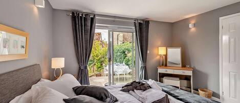 Iron/ironing board, free WiFi, bed sheets