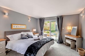 2 chambres, fer et planche à repasser, lit de bébé portatif