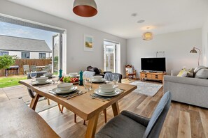 TV - 3 Bed in Newquay (oc-blueb6) (Newquay)