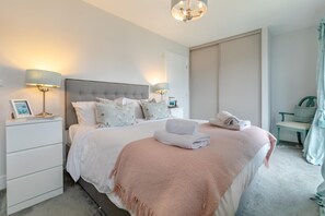 3 bedrooms, iron/ironing board, travel cot, free WiFi - 3 Bed in Newquay (oc-blueb6) (Newquay)