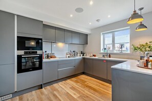 Oven, dishwasher, high chair, cookware/dishes/utensils - 3 Bed in Newquay (oc-blueb6) (Newquay)
