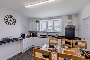 Microwave, cookware/dishes/utensils - 3 Bed in Braunton (oc-w29487) (Braunton)