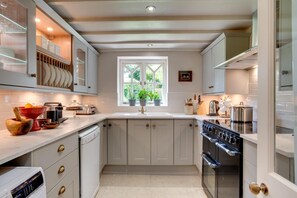 فرن، غسالة أطباق، كرسي للأطفال، مستلزمات طهي/أطباق/أوعية