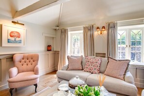 Una televisión, una chimenea