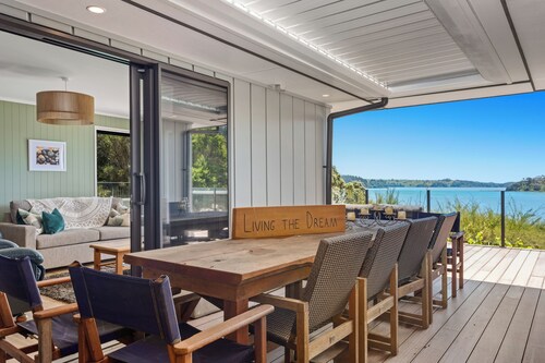 Hihi O Te Ra - Waterfront Waiotahe Holiday Home
