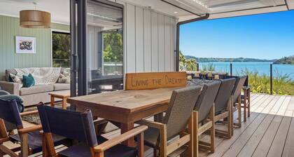 Hihi O Te Ra - Waterfront Waiotahe Holiday Home