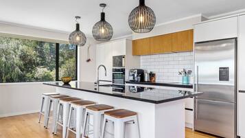 Réfrigérateur, micro-ondes, lave-vaisselle, grille-pain