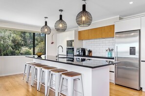 Fridge, microwave, dishwasher, toaster - Hihi O Te Ra - Waterfront Waiotahe Holiday Home (Opotiki)