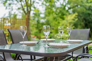 Outdoor dining - 2 Bed in Long Bennington (oc-w29535) (Long Bennington)
