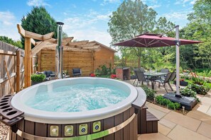 Outdoor dining - 2 Bed in Long Bennington (oc-w29535) (Long Bennington)