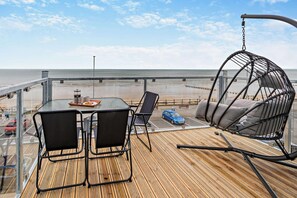 Outdoor dining - 3 Bed in Bridlington (oc-s29445) (Bridlington)