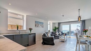 Eine moderne Wohnung mit Küche, Wohnbereich und Balkon.
