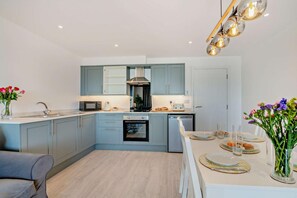 Cookware/dishes/utensils - 3 Bed in Bridlington (oc-s29443) (Bridlington)