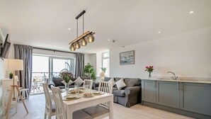 Un apartamento moderno con comedor, cocina y sala de estar.