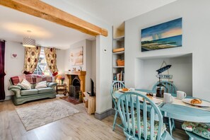 TV, fireplace - 2 Bed in Heacham (oc-p29546) (Heacham)
