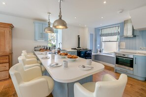 Microwave, oven, dishwasher, high chair - 5 Bed in Trebetherick (oc-b29371) (La Mohay)